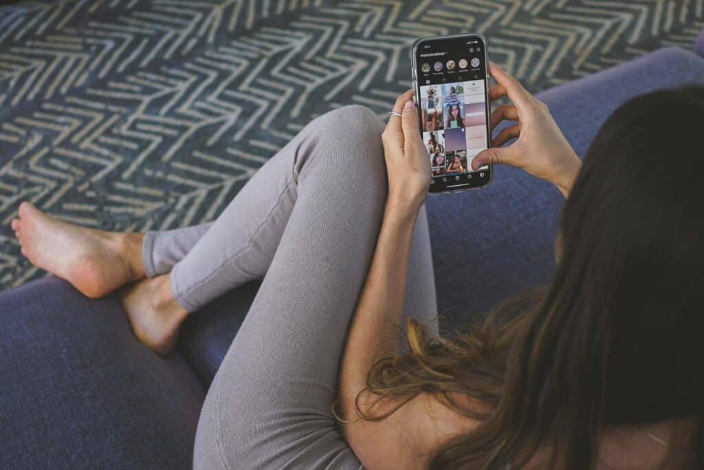 Online Profiles That Reveal the Type of Relationship